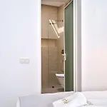 Este Naousa Náusza
