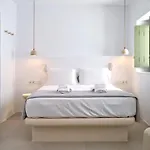 Este Naousa Nyaraló *